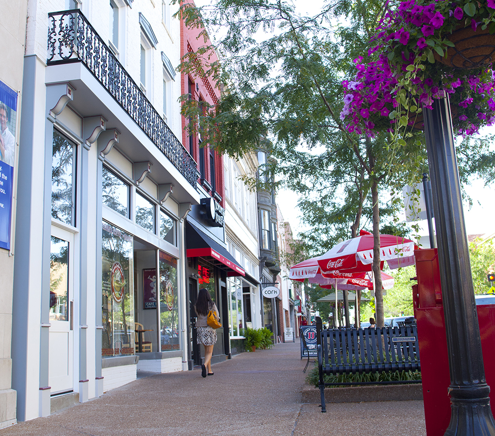 Outdoor dining along the streets of downtown Jefferson City MO